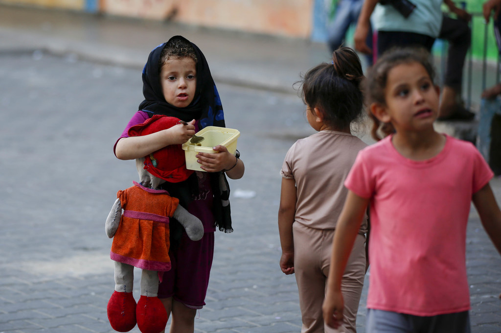 يكافح الفلسطينيون الذين لجأوا إلى مدرسة تابعة للأونروا من أجل البقاء في ظل افتقارهم إلى الاحتياجات الإنسانية الأساسية في وسط قطاع غزة.